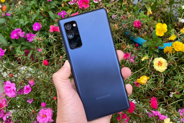 Samsung Galaxy S20 FE Review A Feature Packed Budget Friendly Smartphone